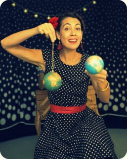 [IKUSI MIKUSI FESTIBALA]
Erritmoaren eta poesiaren munduan murgildurik, jokalari ttipi eta bizkor batek, haurrek lagundurik, gure gorputza deskubritzera gomitatzen gaitu. Handik, irudimenak irekitzen dizkigun mundu anitzetara abiatzen da, izarrak piztera joan den bere laguna balearen bila. 

11:00 & 16:00 | +0 urte | Telebista gunea | 5€ | 40 minutu

👉 Tokia hartzeko: ikusimikusi.eus