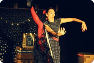 Toumbalatoum , notre épopée poétique en théâtre d'objets pour les tous pitchous (8 mois -3 ans) est née, dans sa version basque!
Au jeu. : @barbara_rivasaranburu / Mise en scène : Fanny Bérard et à la lumière :Thomas rizzotti
Les 1ères ont eu lieu samedi au festival Ikusi Mikusi, avec un public réjoui! Longue vie à cette création!

Plus d'infos sur notre site : 
https://cie-nanoua.com/sorkuntza/

Crédit Photo : Fabrice Jacob