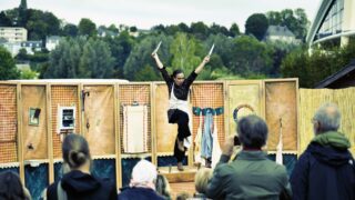 Aujourd'hui et demain, nous sommes à Pau, invitées par le @planningfamilial64 pour partager avec la jeunesse paloise "Confession d'une femme hachée" et prendre le temps d'échanger sur des sujets urgents tels que les rapports de domination, la culture du viol, la racisme et le sexisme ordinaire, mais aussi l'audace d'aller vers son propre chemin de liberté et de singularité! Gros gros régal d'échanger la dessus avec des jeunes collégien·nes, lycéen·es et de semer des graines pour oser...
Merci à la @mjcdulau pour votre joli accueil!