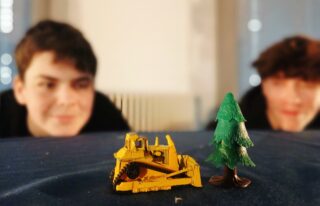 Durant tout le mois de janvier, la Cie Nanoua a embarqué des lycéen•nes du lycée Paul Bert, dans un voyage fantastique au coeur du théâtre d'objets et avec Fanny Bérard à la mise en scène, ces jeunes élèves en formation Aide à la personne, ont fabriqué deux petites formes artistiques en théâtre d'objets. Jour J pour la 1ère création aujourd'hui qui sera jouée devant des enfants de l'école primaire S.Veil et des personnes âgées. Avec toujours la marque de fabrique de Nanoua, l'audace ordinaire et la poésie du rire, encore un joli moment qui marquera cette jeunesse fougueuse!Merci à Sylvie, responsable du CDI , Karen et Virginie les merveilleuses enseignantes sans qui le projet n'aurait pu voir le jour!