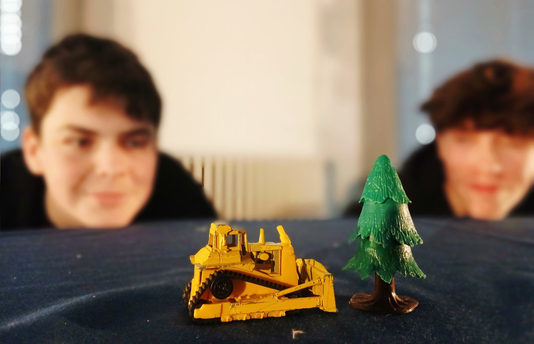 Durant tout le mois de janvier, la Cie Nanoua a embarqué des lycéen•nes du lycée Paul Bert, dans un voyage fantastique au coeur du théâtre d'objets et avec Fanny Bérard à la mise en scène, ces jeunes élèves en formation Aide à la personne, ont fabriqué deux petites formes artistiques en théâtre d'objets. Jour J pour la 1ère création aujourd'hui qui sera jouée devant des enfants de l'école primaire S.Veil et des personnes âgées. Avec toujours la marque de fabrique de Nanoua, l'audace ordinaire et la poésie du rire, encore un joli moment qui marquera cette jeunesse fougueuse!Merci à Sylvie, responsable du CDI , Karen et Virginie les merveilleuses enseignantes sans qui le projet n'aurait pu voir le jour!