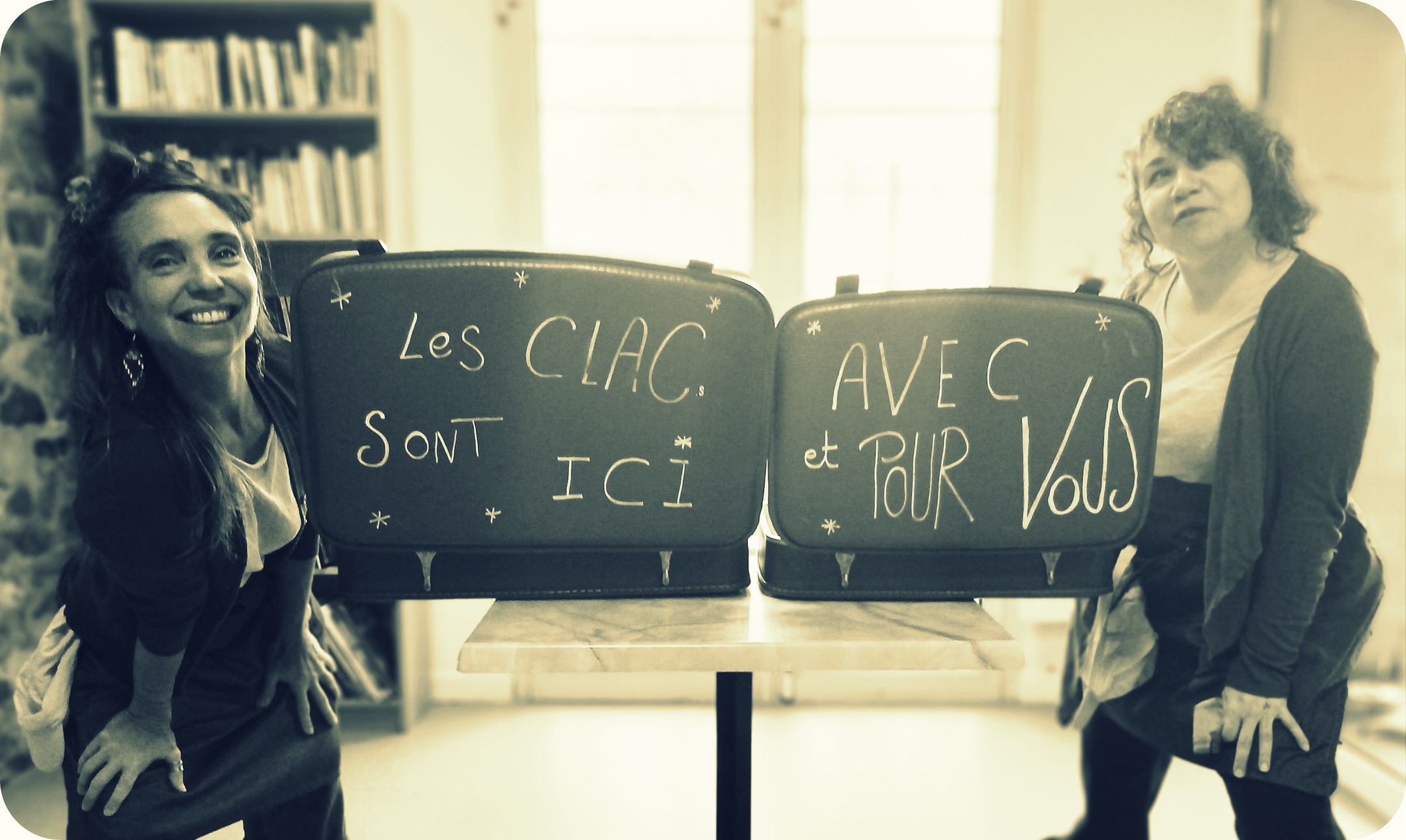 C'est reparti pour le retour des CLAC au PAJ! Durant le mois de mars, et ce afin d'explorer comment l'art vivant peut contribuer à lutter contre la peur des différences, les Crieuses Locales Affables et Culottées ( Les C.L.A.C) investissent le P.A.J ( asso qui accueille toute personne subissant de plein fouet la précarité) avec leur projet "les CLAC font des étincelles". Le projet consiste à collecter la parole des personnes qui traversent ce lieu d'accueil pour ensuite la mettre en partage poétique auprès des habitant·es du quartierSaint Esprit dans lequel est implanté le PAJ. Le projet en lien avec des thématiques chères à Nanoua ( l'audace, la joie, la relation aux peurs) va s'étaler jusqu'en avril, pour deux criées les 23 et 24 avril, en complicité avec l'Atalante et @kaxu.galerie . A suivre!
Projet qui a pu se réaliser grâce au soutien de la CAPB64, et donc avec des subventions publiques! Continuons de batailler pour que l'Art vivant soit un bien commun, d'utilité publique!