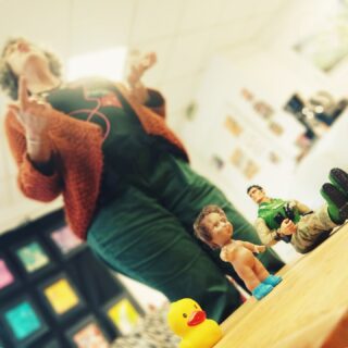 Et c'est parti pour le lancement des 1ers EPPA (Espaces Publics Poétisés par des Audacieux·es), projet de médiation artistique en écho à "Face aux failles"/
Les EPPA sont une invitation à Oser rêver son quartier, ses espaces publics et joyeusement les poétiser!c'est aussi une invitation à Oser se raconter sans se la raconter ! 
En complicité avec le @theatredegascogne, Fanny Bérard rencontre des élèves du collège V.Duruy, des jeunes en décrochage scolaire de la section PAPS du lycée R.Wlérick, un groupe de femmes du café musique et des personnes âgées de la résidence les Girandières, et ce de mars à début juin, afin de rêver et fabriquer ensemble une déambulation en espace public dans le quartier prioritaire du Peyrouat.
Les 1ères rencontres ont lieu cette semaine et augurent de sacrées belles pépites poétiques à partager...Merci à tous ceux et celles qui ont permis l'éclosion des EPPA et n'oublions pas que l'art vivant est d'utilité publique, moteur d'ouverture, de curiosité vers l'alterité et la richesses de toutes nos singularités; faire le choix dimanche de nourrir cela plutôt que la peur de l'autre?