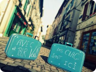 Les  Crieuses Locales Affables et Culottées ( les C.L.A.C) se sont à nouveau prises de  belles claques dans le coeur ce matin au PAJ (Point d'accueil Jour, asso qui accueille les personnes subissant de plein fouet la précarité)/Tout en offrant de minuscules parenthèses poétiques  en chant et théâtre d'objets à ceux et celles qui pour la plupart vivent dans la rue, les CLAC continuent de récolter la parole de celles et ceux qu'on n'entend pas ou trop peu.  Extrait de quelques pépites du jour : "La vie pour certain est un enfer; moi je me satisfais de la beauté de la nature: une rivière qui coule, un ciel.. les beaux êtres humains..." "On veut toujours montrer qu'on court plus vite que l'autre, mais l'humain a l'équivalent de ses ses défauts en qualités; néanmoins il prefère la vertu aux vices; c'est pour cela que l'on peut encore avoir de l'espoir."
"Le but de la vie, c'est la perfection, c'est à dire, ne plus rien détruire autour de soi et en soi, ne plus provoquer la douleur.. "
"La musique, c'est une chose faite par une personne qui a conscience de son appartenance à l'univers et de la puissance énergetique que cela a d'avoir conscience."
On digère tout cela et on revient vendredi matin! Puis la mise en partage via nos criées Poétiques publiques  de ce projet " Les CLAC font des étincelles" aura lieu le 23 avril  à l'Atalante pour une représentation à l'attention des scolaire et le 24 avril chez nos camarades de  #kaxugalerie . A suivre...