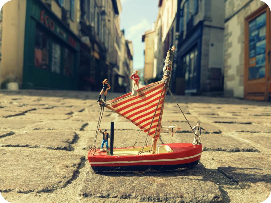 Demain, grand jour pour Nanoua : nous recevons les futures candidates au poste de chargée de médiation culturelle, nouveau poste dans la compagnie Nanoua. Par les temps qui courent où le monde associatif se meurt à petit feu et où le monde du spectacle vivant comme tant de services public est bien amoché, nous savourons notre chance d'avoir cette proposition d'emploi aidé grâce au GIPDSU qui reconnait le travail de terrain que fait Nanoua dans les quartiers prioritaires de Bayonne, et ce afin d'amener l'art partout et pour toustes! 
Nous avons reçu une petite trentaine de candidatures avec des profils supers intéressants, nous avons du  en choisir 5 que nous rencontrons demain, le choix fut ardu..Il y plus qu'à...