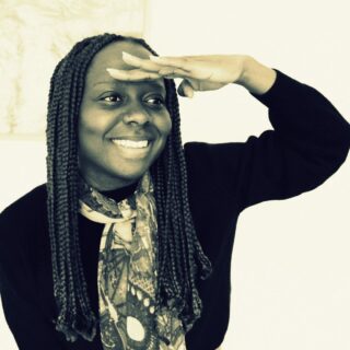 Nouveau poste dans la compagnie Nanoua!
Les matelotes de Nanoua, Agnès, Marie-Agnes, Sarah et Fanny sont toutes enjouées d'accueillir leur nouvelle chargée de médiation culturelle, Eleonor Loua dans leur petit Navire! Bienvenue!
Par les temps qui courent ,où le monde associatif se meurt à petit feu et où le monde du spectacle vivant comme tant de services publics est bien amoché, l'équipe savoure sa chance que les institutions reconnaissent le travail de terrain de Nanoua qui, depuis plus de 10 ans, tente de ne rien lâcher de son ADN : Un art vivant partout et pour tous•tes! Un art vivant populaire et poétique, exigeant et toujours proche des gens.