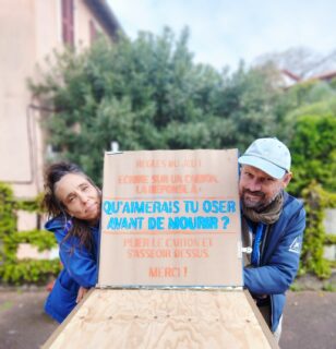 Après un temps de residence en compagnie de notre cher Olivier Villanove @agence.de.geographie.affective pour réinterroger et densifier la dramaturgie de Face aux failles, en profiter aussi pour former notre binôme régisseur Mathieu Courège, nous voici depuis hier à Saint Pierre du Mont (40), à se régaler de voir se déployer cette nouvelle création revisitée et qui semble toucher dans le bon sens les publics réjouis et émus.. 4ème et dernière représentation de "Face aux failles" en espace public, en complicité avec le @theatredegascogne ce soir à 19H. Bienvenue, il reste un peu de place!