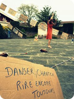 Les traces poétiques d'une spectatrice de "Face aux failles" , que nous avons eu la joie de partager en espace public, en complicité avec @theatredegascogne 
 Merci à kariart40 / Karine NOEMI lartigue pour ces magnifiques esquisses.