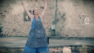 Claudius aurait pu fermer les yeux, se laisser soumettre, rester dans les rangs. Il a choisi l’insoumission. Il a choisi sa liberté.

Et si on sortait ensemble du moule de nos peurs ? 
Rendez-vous le 7 mai 2026 à 18h30
Esplanade Sainte-Croix (1 av. du Béarn)
GRATUIT - Dès 10 ans

Découvrez un aperçu de "Un jour sans pain".