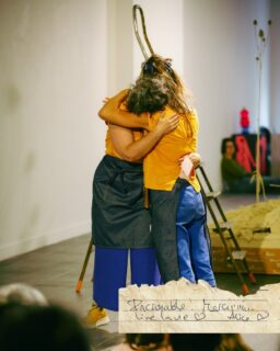 Les C.L.A.C (Crieuses Locales Affables et Culottées) ont encore eu le cœur rempli de paillettes après cette performance du 24 avril à @kaxu.galerie "les CLAC font des étincelles" : Criée poétique et publique des regards et paroles des personnes accueillies au P.A.J.! 
 
Ce projet s'est tissé depuis janvier avec l'association Atherbea et le Point Accueil Jour (PAJ) de Bayonne ( asso qui accueille les personnes marginalisées et subissant la précarité de plein fouet). Un immense merci à toutes les personnes qui ont pris part à cette traversée. 

Un grand merci d'être venu·es si nombreux·ses pour partager ces "étincelles". Votre écoute et votre présence donnent tout leur sens à ce projet. Portées par vos retours touchés et touchants, on rêve déjà de nouvelles criées pour porter ces voix et ces étincelles vers d'autres horizons et d'autres publics.

Un projet soutenu par la Communauté d'Agglomération du Pays Basque et @bayonnemaville