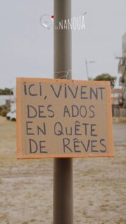 « Habiter nos failles et en rire, habiter nos espaces publics et en jouir. »
Retour en images sur les E.P.P.A (Espace Publics Poétisés par des Audacieux.ses) qui se sont déroulés le 3 juin dernier dans le quartier du Peyrouat.
Un projet exaltant orchestré par Fanny Bérard et porté par des audacieux.ses du @lecafemusic , de la résidence Oui Sénior, du College Victor Duruy et du PAPS du Lycée des Métiers et des Services Robert Wlerick.
En complicité avec @theatredegascogne