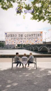 Quelques instants glanés lors de notre apéro de quartier, poétique et partagé, du 3 juillet 2026.
Tisser des liens entre des habitant·es d’horizons différents.
Tricoter de petits bouts de jubilation.
Un art vivant et vivifiant, partout et pour tou·tes.
Avec ses apéros poétiques de quartier, Nanoua nourrit notre appétit d’audace et de joie.
Un grand merci à @lavaguetropicale d’avoir fait vibrer le quartier au rythme de la cumbia et à vous toutes et tous, habitant·es, d’être venu·es pour savourer, rire, et nous réapproprier ensemble nos espaces publics.
Vous souhaitez embarquer avec nous pour les prochains rendez-vous ? Écrivez-nous en message privé ou à nanoua.rp@gmail.com