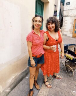 Retour en images sur le 16 juillet dernier !

Au cœur des Fêtes de Bayonne, la Compagnie Nanoua a fait escale dans la rue avec son intervention artistique de proximité : « Promenons-nous chez vous ».

Une parenthèse où le théâtre d’objets et le chant improvisent avec les rencontres, les lieux et l'énergie du moment pour tisser une intervention artistique en résonance avec les gens, la rue et l’ambiance des fêtes.

Un immense merci à toutes celles et ceux qui ont croisé notre route, ont souri et sont devenus les complices de ces histoires improvisées !