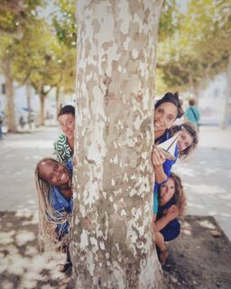 Dans l’équipage de Nanoua, cinq matelotes naviguent ensemble pour nous rassembler poétiquement et porter l’art partout, avec et pour tous·tes ! 

Au fil de l’eau et des saisons, la traversée continue : Agnès Lacaze passe la barre de l'administration à Alaia Berhonde.

Voici notre joyeux bureau au complet :
Administration : Alaia Berhonde
Relations aux publics : Eleonor Loua 
Artistique : Fanny Bérard 
Médiation et développement : Sarah Piet 
Diffusion :  Marie-Agnès Seguignes 

Un grand merci à Agnès pour toutes ces belles traversées et bienvenue à bord à Alaia !