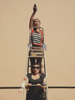 1ere résidence de recherche pour les C.L.A.C (Crieuses Locales Affables et Culottées) Projet d’intervention artistique de proximité en espace public que la cie Nanoua souhaite amener un peu plus loin dans l’exigence artistique.
Accueillies durant 5 jours au Rail bayonnais, les CLAC ont cherché, erré, chanté, dansé, pour rêver à comment récolter et partager la parole des habitant•es. Elles ont écrit, beaucoup ri , creusé la dramaturgie ( le pourquoi du comment), exploré et expérimenté le duo chant/ jeu, sans oublier de laisser une place au théâtre d’objets.
Elles n’ont pas brassé du vent mais ont tenté de fabriquer du vivant, du vif, du vibrant, de la pépite et du pétillant!
Projet soutenu par CAPB, @bayonnemaville et @departement64 et @topadafabrika
Direction artistique, écriture et jeu : Fanny Bérard
Chant et jeu : Sarah Piet
Regard complice au jeu et à la mise en scène : Guillaume Meziat
Scénographie : Josep Duhau
Calendrier des résidences de création
Du 14 au 18 septembre — Dramaturgie et écriture, au Rail Bayonnais, Bayonne (64)
Du 16 au 20 novembre — Jeu et Mise en scène, au Rail Bayonnais, Bayonne(64)
Du 22 au 26 mars — Scénographie, Topada Fabrika, Louhossoa (64)
Du 5 au 9 juillet — Mise en scène - @cargo.209 L’USINE VEGETALE/ Cargo (33)