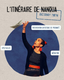 En octobre, l'itinéraire de notre navire est guidé par les vents d'automne et les marées vibrantes et exaltantes ! Du nord de la France à l'Espagne, notre joyeuse compagnie prend le large. Retrouvons-nous pour semer des étincelles, rire d'un humour tranchant et nous promener au cœur de nos imaginaires.
Continuons de nous réapproprier l'espace public et de faire dialoguer nos histoires à ciel ouvert !