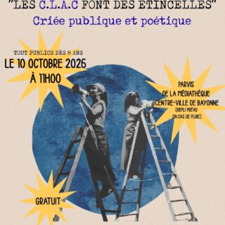 C’est l’histoire d’un voyage à la rencontre de celles et ceux qu’on n'entend pas ou trop peu. Une aventure née en janvier 2026 grâce à la complicité précieuse de l'association Atherbea et du Point Accueil Jour (PAJ) de Bayonne.
Les C.L.A.C ont posé leurs valises au PAJ pour aller à la rencontre de celles et ceux que les vents de la vie ont parfois un peu malmenés. Elles nous ont récolté des fragments de vie bruts, tendres et puissants.
A travers une criée mêlant jeu, chant et théâtre d’objets, les Crieuses Locales Affables et Culottées nous ont partagé poétiquement des récits d'audaces, de pluie traversée, de portes fermées mais aussi d'espoir, de solidarité et de joie.
RENDEZ-VOUS
ce samedi 10 octobre 2026 à 11h
Parvis de la médiathèque centre-ville (repli à l'intérieur en cas de pluie)
Tout public dès 8 ans
Projet financé et soutenu par la Communauté d'Agglomération Pays Basque