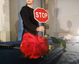 Aujourd'hui, seconde création des jeunes du lycée technique P.bert, encore un moment magique avec cette petite forme de théâtre d'objets que nous avons joué devant des enfants et des personnes âgées, toutes émues par cette création audacieuse et joyeuse!
" Un très beau travail, je suis admirative de la confiance que vous avez pu avoir en vous , leur a partagé l'institutrice venue avec ces élèves de l'école S.Veil/ quand à la responsable formation du lycée P.Bert "je vous ai tous redécouvert et vous voit vraiment autrement, aujourd'hui, vous pouvez être fier de vous!"
Extraits des retours des jeunes qui ont fabriqué la création collective sous le regard complice à la mise en scène de Fanny Bérard.
"Au début, un peu perplexe, et je me suis accrochée car le fait que Fanny nous laisse l'espace pour notre propre imagination, qu'on puisse raconter notre propre histoire, c'était vraiment cool!""Grâce à ce spectacle, j'ai retrouvé confiance en moi!""On a appris à se connaître autrement et c'était une aventure vraiment très drôle!"