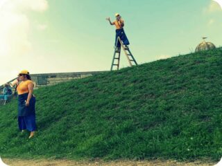 Durant le mois de janvier, et ce afin d'explorer comment l'art vivant peut contribuer à lutter contre la peur des différences, les Crieuses Locales Ardentes et Culottées ( Les C.L.A.C) investissent le P.A.J ( asso qui accueille toute personne subissant de plein fouet la précarité) avec leur projet "les CLAC font des étincelles". Le projet consiste à collecter la parole des personnes qui traversent ce lieu d'accueil pur ensuite la mettre en partage poétique auprès des habitant·es du quartierSaint Esprit dans lequel est implanté le PAJ. Le projet en lien avec des thématiques chères à Nanoua ( l'audace, la joie, la relation aux peurs) va s'étaler jusqu'en avril, pour deux criées les 23 et 24 avril, en complicité avec l'Atalante et @kaxu.galerie . A suivre!
Projet qui a pu se réaliser grâce au soutien de la CAPB64, et donc avec des subventions publiques! Continuons de batailler pour que l'Art vivant soit un bien commun, d'utilité publique!
https://www.radiofrance.fr/franceculture/podcasts/lsd-la-serie-documentaire/la-culture-sous-pression-1-9038420